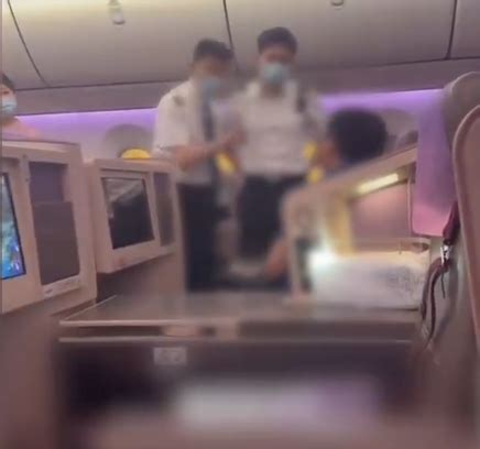 乘客被机长拒载 多人喊“滚下去”